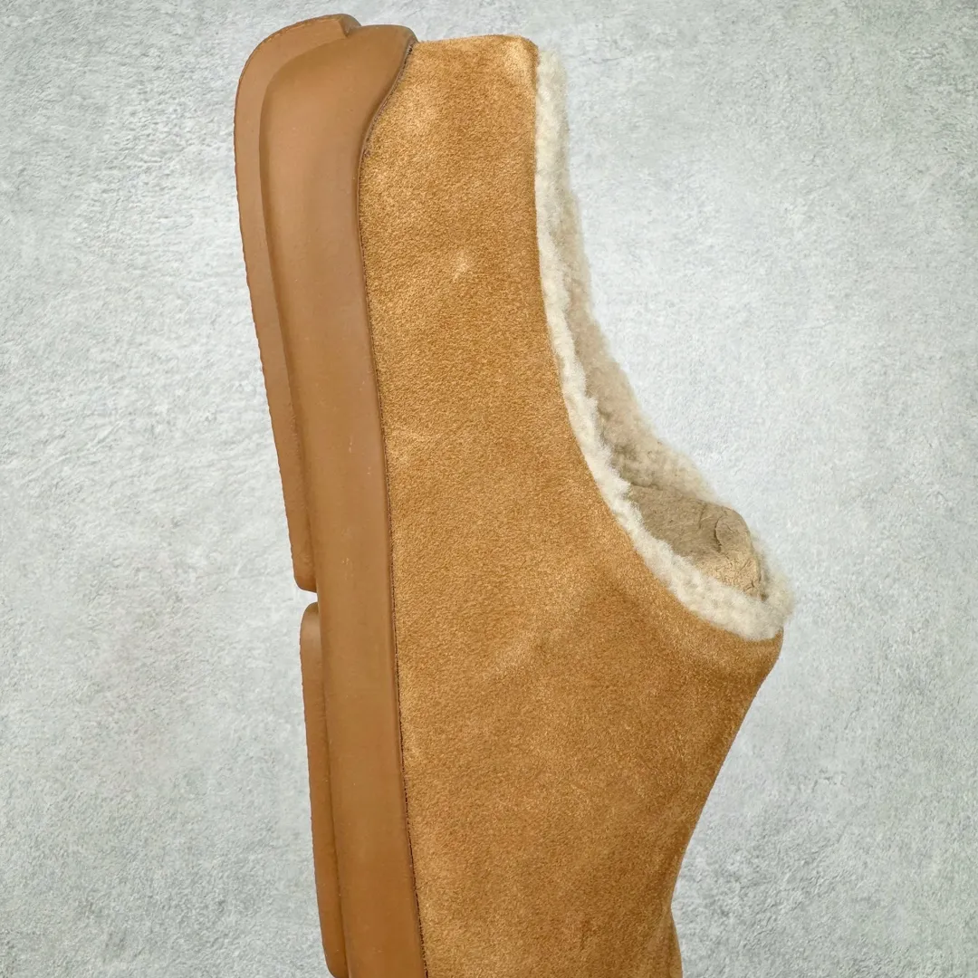 Pick up locally💰520 UGG 1688 Little Potato all-inclusive autumn and winter sheep fur integrated snow boots. All shoes are made from the same factory as ZP. Longfeng A-grade Australian imported sheep fur integrated brand OEM production line. Fully follow the ZP process. OEM original pattern maker adheres to the principle of no original shoes and no development selection. Pay attention to every detail. The most authentic version on the market TREADLITE "Light Wing" technology outsole Lightweight/durable/flexible/pile size: 35 36 37 38 39 40 Coding: by2936090